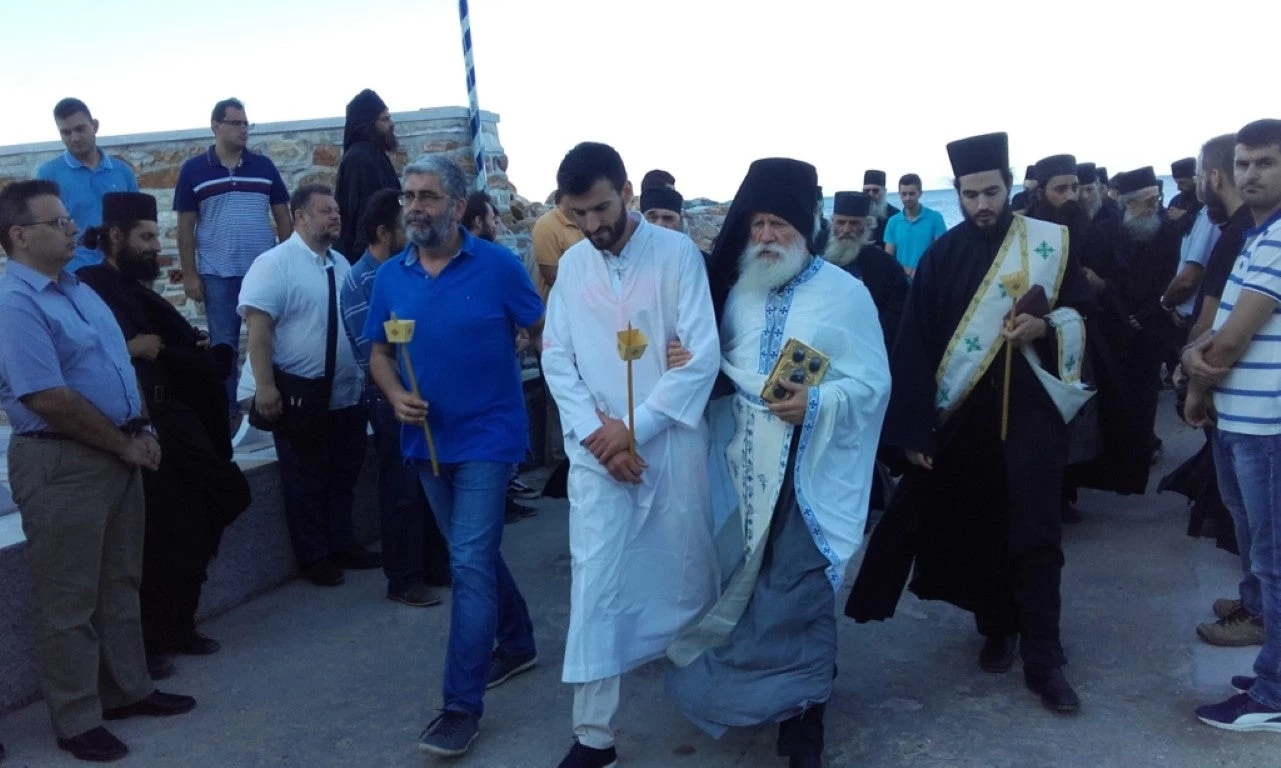 Έχασε τη γυναίκα του πριν λίγες μέρες – Είχε όμως τη δύναμη να βαπτίσει στο Άγιο Όρος τον 26χρονο γιο του